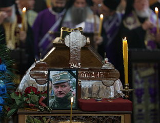 GENERAL MLADIĆ BURIED WITH HONOR GUARD SALVO AS THOUSANDS FLOCK TO TOPČIDER CEMETERY