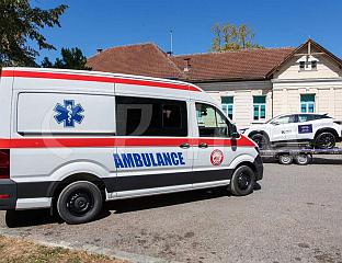 НОВО САНИТЕТСКО ВОЗИЛО ИЗ СОПСТВЕНИХ СРЕДСТАВА И АУТОМОБИЛ - ДОНАЦИЈА "ЛЕБУРИЋ КОМЕРЦА"