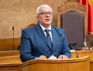 ТРИДЕСЕТ ПЕТ ПОСЛАНИКА ЖЕЛИ МАНДИЋЕВУ СМЈЕНУ ЗБОГ САУЧЕШЋА ПОВОДОМ СМРТИ ГЕНЕРАЛА МЛАДИЋА