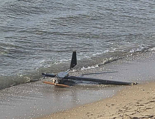МОРЕ ИЗБАЦИЛО ОЛУПИНУ ДРОНА НА ОБАЛУ