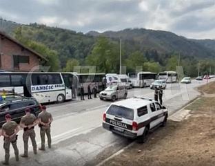 ТИШИНУ СРПСКОГ МАРША НАРУШИЛА ВОЗИЛА СА СИРЕНАМА И РАТНИМ ЗАСТАВАМА ЗАСТАВАМА ТАКОЗВАНЕ АРМИЈЕ БиХ