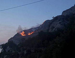 ГОРИ У НЕПОСРЕДНОЈ БЛИЗИНИ МАНАСТИРА ОСТРОГ, ВАТРОГАСЦИ НА ТЕРЕНУ