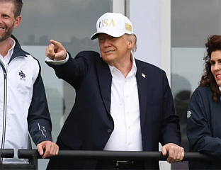 ТРАМП ПРАТИ ТАКМИЧЕЊЕ У ГОЛФУ У СВОМ ОДМАРАЛИШТУ
