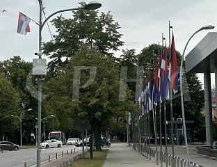 УЛИЦЕ БАЊАЛУКЕ УКРАШЕНЕ ЗАСТАВАМА СРПСКЕ И СРБИЈЕ