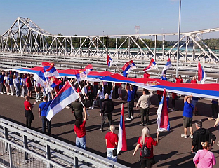 МЛАДИ ИЗ БИЈЕЉИНЕ И СРЕМСКЕ МИТРОВИЦЕ СПОЈИЛИ ЗАСТАВЕ НА СРЕДИНИ МОСТА НА РАЧИ