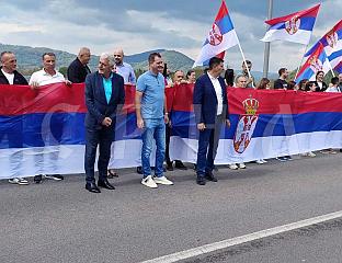 СПАЈАЊЕМ ЗАСТАВА НА МОСТУ БРАТОЉУБ ОБИЉЕЖЕН СВЕСРПСКИ ПРАЗНИК