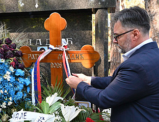 КОШАРАЦ ПОЛОЖИО ВИЈЕНАЦ, БРОШ НАТАЛИЈИНА РАМОНДА И ЗНАЧКУ СА ЗАСТАВОМ СРПСКЕ НА ГРОБ ГЕНЕРАЛА МЛАДИЋА