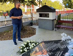 ВУЧИЋ ПОЛОЖИО ВИЈЕНЦЕ НА СПОМЕНИКЕ ЖРТВАМА У МАЛОМ ОРАШЈУ И ДУБОНИ