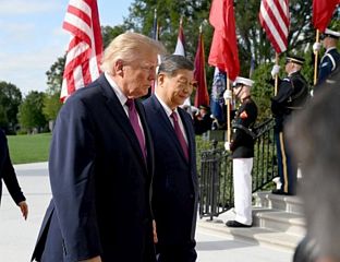ТРАМП ПРИМИО СИЈА У БИЈЕЛОЈ КУЋИ