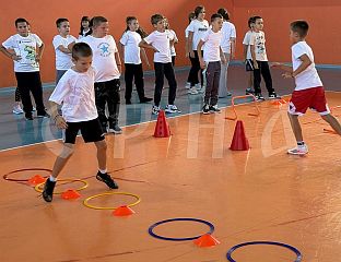 УРУЧЕНА СПОРТСКА ОПРЕМА ОСНОВНИМ И СРЕДЊИМ ШКОЛАМА ДОБОЈСКЕ РЕГИЈЕ