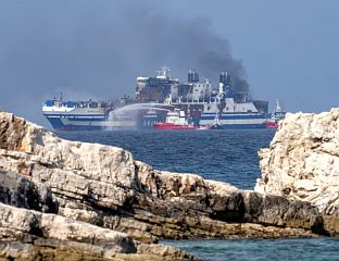 ПОЖАР НА ТРАЈЕКТУ КОД МИКОНОСА, ПУТНИЦИ ЕВАКУИСАНИ