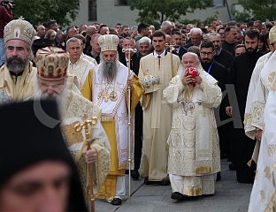 ОСВЕШТАН ХРАМ САБОРА СВЕТОГ АРХАНГЕЛА ГАВРИЛА, У ТОКУ СВЕТА АРХИЈЕРЕЈСКА ЛИТУРГИЈА