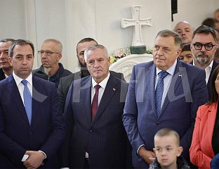 ДОДИК И КОШАРАЦ ПРИСУСТВУЈУ БОГОСЛУЖЕЊУ У ХРАМУ САБОРА СВЕТОГ АРХАНГЕЛА ГАВРИЛА