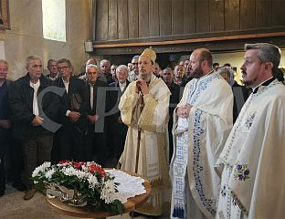 МИТРОПОЛИТ ДИМИТРИЈЕ СЛУЖИ СВЕТУ АРХИЈЕРЕЈСКУ ЛИТУРГИЈУ У ЦРКВИ НА ОБЉУ