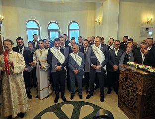 ДОДИК И СТЕВАНОВИЋ ПРИСУСТВУЈУ ЛИТУРГИЈИ У НОВОСАГРАЂЕНОМ ХРАМУ У ЗАВАИТУ