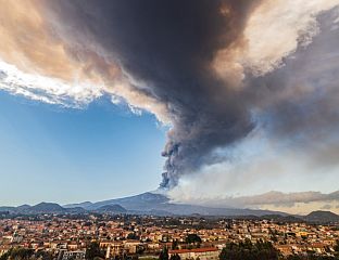 АЕРОДРОМ У КАТАНИЈИ ОСТАЈЕ ЗАТВОРЕН ДО ПОНОЋИ ЗБОГ ЕТНЕ