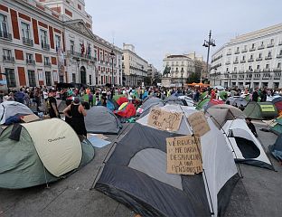 СТОТИНЕ ЉУДИ НОЋ ПРОВЕЛЕ У ШАТОРИМА У ЦЕНТРУ МАДРИДА