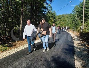 ЗА АСФАЛТИРАЊЕ ЛОКАЛНИХ ПУТЕВА ВИШЕ ОД 400.000 КМ