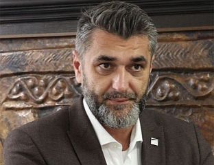 СУЉАГИЋ ИЗМИШЉА ПРИЧЕ ДА БИ ДОШАО ДО МЈЕСТА АМБАСАДОРА