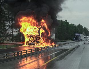 КАМИОН СЕ ПРЕВРНУО И ЗАПАЛИО, ВОЗАЧ ПОГИНУО
