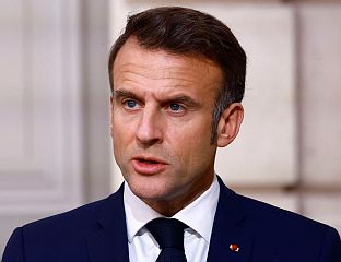 МАКРОН: Г7 ПУШТА У ПРОМЕТ 100 МИЛИОНА БАРЕЛА ДИЗЕЛА