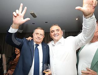 СНСД СЛАВИ ПОБЈЕДУ, ДОДИК ЗАПЈЕВАО