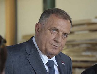 ДОДИК ЧЕСТИТАО РАУШУ: ВАЖАН ТРЕНУТАК ЗА ПОЛИТИЧКИ ЖИВОТ ЊЕМАЧКЕ