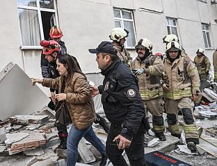 СРУШИЛА СЕ ЗГРАДА У ИСТАНБУЛУ, СЕДМОРО ЗАТРПАНО