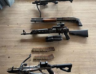 ХАПШЕЊЕ ЗБОГ ПРИЈЕТЊИ И ПУЦАЊА ИЗ ВАТРЕНОГ ОРУЖЈА