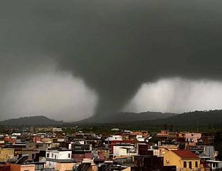СНАЖАН ВЈЕТАР НОСИО СВЕ ПРЕД СОБОМ, ПОВРИЈЕЂЕНО 11 ОСОБА