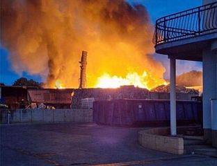 ВЕЛИКИ ПОЖАР ЗАХВАТИО РЕЦИКЛАЖНИ ЦЕНТАР