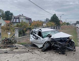 У ДВОРОВИМА "ГОЛФ" СЛЕTИО С КОЛОВОЗА, ПОВРИЈЕЂЕН ВОЗАЧ
