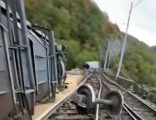 ТЕРЕТНИ ВОЗ СЛЕТИО С ПРУГЕ, 11 ВАГОНА У ПРОВАЛИЈИ