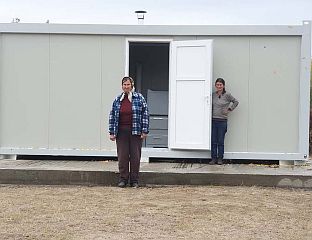 КОМПАНИЈА "ЕЛВАКО МЕТ ПРО" ДОНИРАЛА СТАМБЕНИ КОНТЕЈНЕР МАЈЦИ И КЋЕРКИ