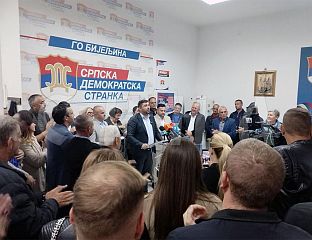 ПЕТРОВИЋ НЕ ПРИХВАТА ИСКЉУЧЕЊЕ ИЗ СТРАНКЕ, ОДБОРНИЦИ ТРАЖЕ ОСТАВКУ БЛАНУШЕ