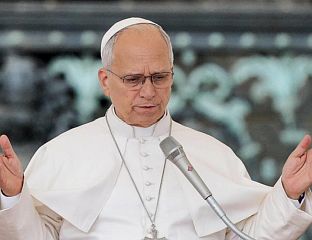 ПАПА ЛАВ ЧЕТРНАЕСТИ СТИГАО У БОЛНИЦУ УОЧИ ОПЕРАЦИЈЕ ПЛУЋА