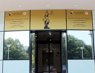 ПОTВРЂЕНА ОПTУЖНИЦА ПРОTИВ ЛИЦА ИЗ БИЛЕЋЕ КОЈЕ ЈЕ ГАЗИЛО ПУБЛИКУ НА КОЊИЧКИМ TРКАМА