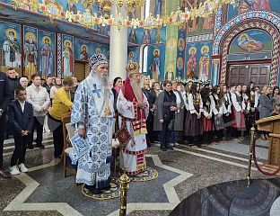 МИТРОПОЛИТИ ФОТИЈЕ И ЈАКОВОС СЛУЖЕ ЛИТУРГИЈУ ПОВОДОМ ХРАМОВНЕ И ОПШТИНСКЕ СЛАВЕ