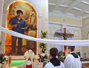 ОСВЕШТАНА ИКОНА "КИБЕРНЕТИЧКОГ АПОСТОЛА" ИЗРАЂЕНА УЗ ПОМОЋ ВЈЕШТАЧКЕ ИНТЕЛИГЕНЦИЈЕ