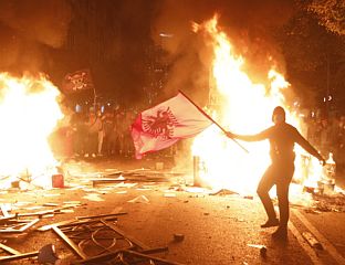 ПОЖАР У ЗГРАДИ МИНИСТАРСТВА ПРОСВЈЕТЕ У ТИРАНИ ТОКОМ ДЕМОНСТРАЦИЈА