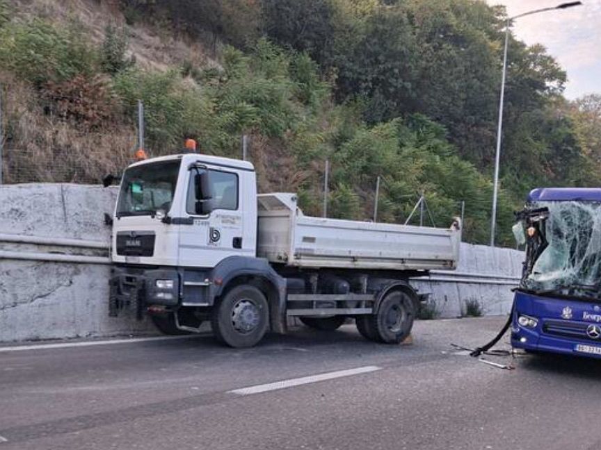 СУДАР АУТОБУСА И КАМИОНА КОД БУБАЊ ПОТОКА, СЕДАМ ПОВРИЈЕЂЕНИХ