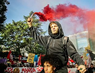 УЧЕНИЦИ НА ДЕМОНСТРАЦИЈАМА ЗАТРАЖИЛИ БОЉЕ УСЛОВЕ У ШКОЛАМА