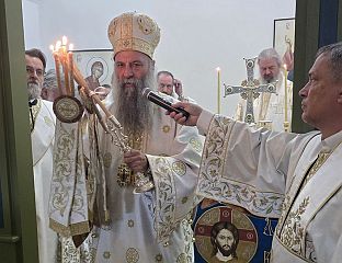 ПАТРИЈАРХ ПОРФИРИЈЕ ОСВЕШТАО КАПЕЛУ РОЂЕЊА ГОСПОДА ХРИСТА У ВАРОВИЛУ