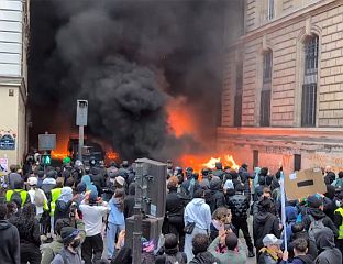 У ПАРИЗУ ЗАПАЉЕН КИОСК И АУТОМОБИЛ