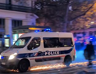 ДЕМОНСТРАНТ ПРЕМИНУО, УХАПШЕНО БЛИЗУ 1.800 ЉУДИ, ПОВРИЈЕЂЕНО 500 ПОЛИЦАЈАЦА