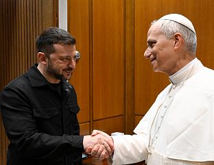 ПАПА РАЗГОВАРАО СА ЗЕЛЕНСКИМ О СИТУАЦИЈИ У ГРАДУ ОЛЕШКИ