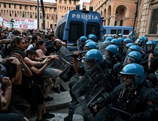 НОВЕ МЈЕРЕ ЗА НАСИЛНО ПОНАШАЊЕ НА ПРОТЕСТИМА