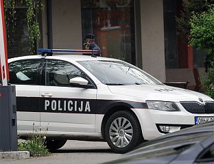 МУШКАРАЦ СКОЧИО СА ТРЕЋЕГ СПРАТА НАКОН ШТО МУ ЈЕ ПОЛИЦИЈА УШЛА У СТАН