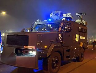НА УЛИЦАМА ПАРИЗА ОКЛОПНА ВОЗИЛА ЖАНДАРМЕРИЈЕ