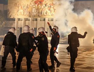 СУКОБ ПОЛИЦИЈЕ И ДЕМОНСТРАНАТА, 13 ОСОБА ПОВРИЈЕЂЕНО